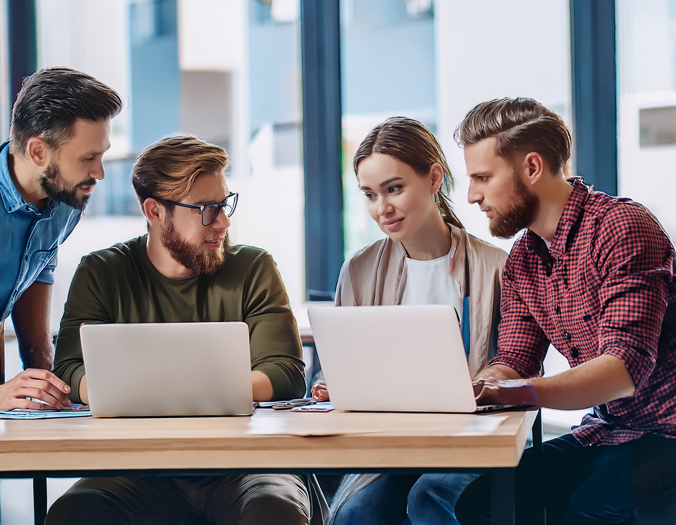 Equipo de desarrolladores en reunión de proyecto